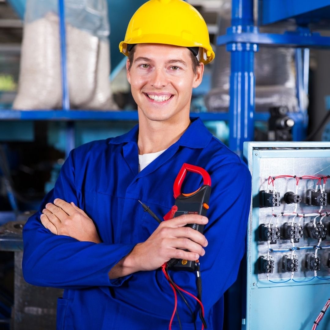 Técnico realizando manutenção em painel elétrico industrial