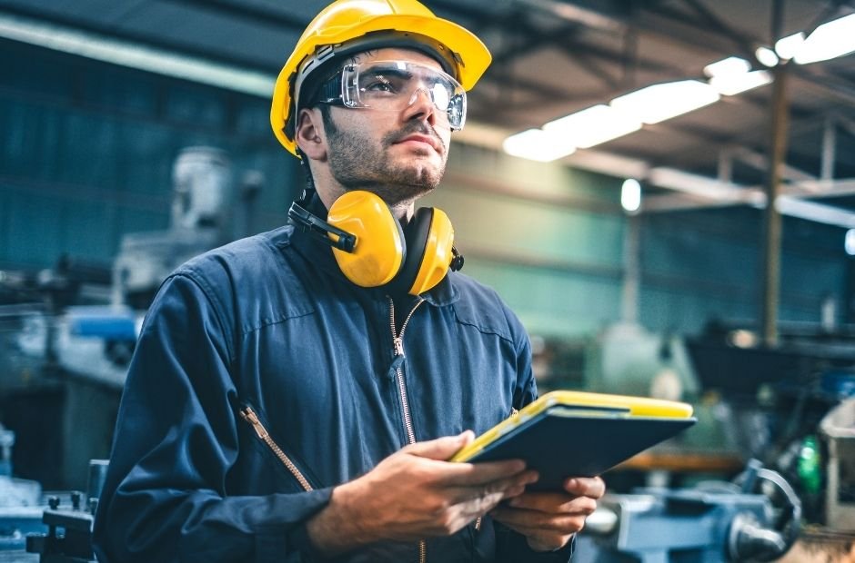 Consultor técnico com tablet em planta industrial